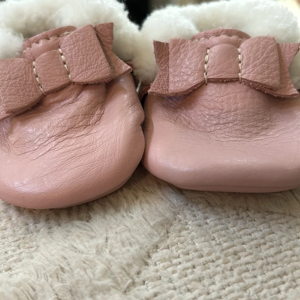 Like new Freshly Picked premium leather Sherpa lined baby infant moccasi…
